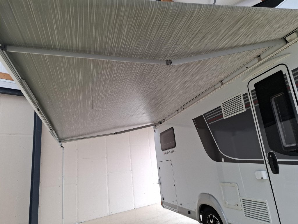2017 LMC Breezer 737G AUTOMAAT Enkele Bedden Hefbed 58000Km, Caravans en Kamperen, Campers, Automaat, Luifel, Ringverwarming, Fiat