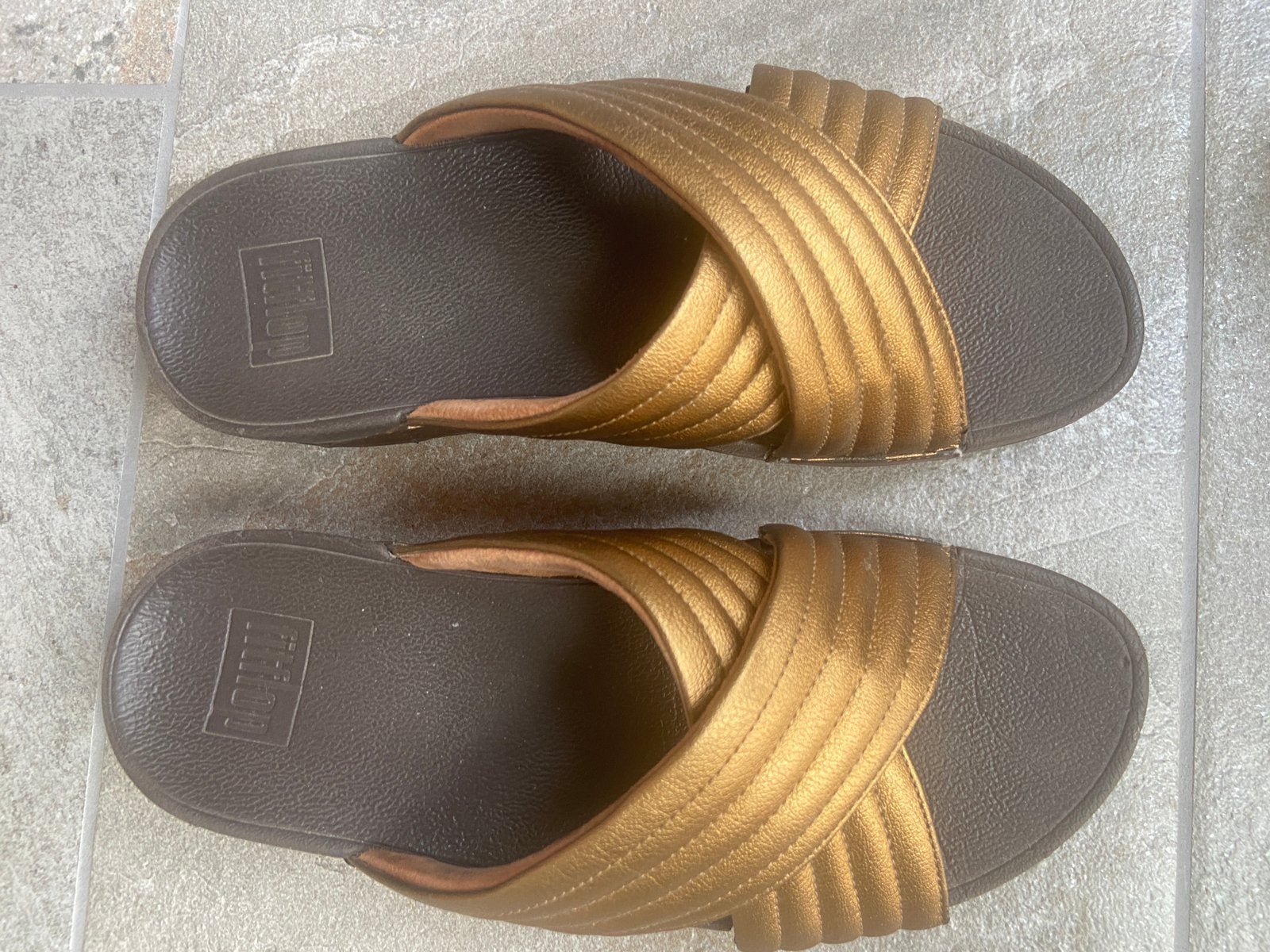 FitFlop slippers met goudkleurige banden, maat 38., Slippers, Overige kleuren, Ophalen of Verzenden, Fitflop