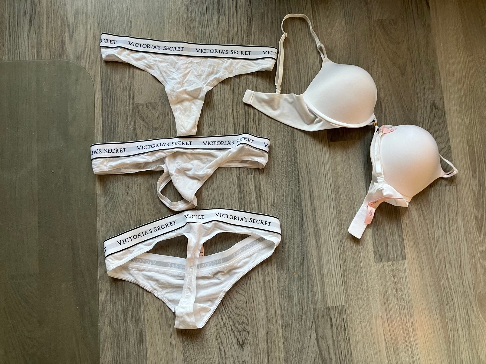 Nieuw Victoria Secret Lingeriesetje mt 34C 3 strings M, Ophalen of Verzenden, Rood