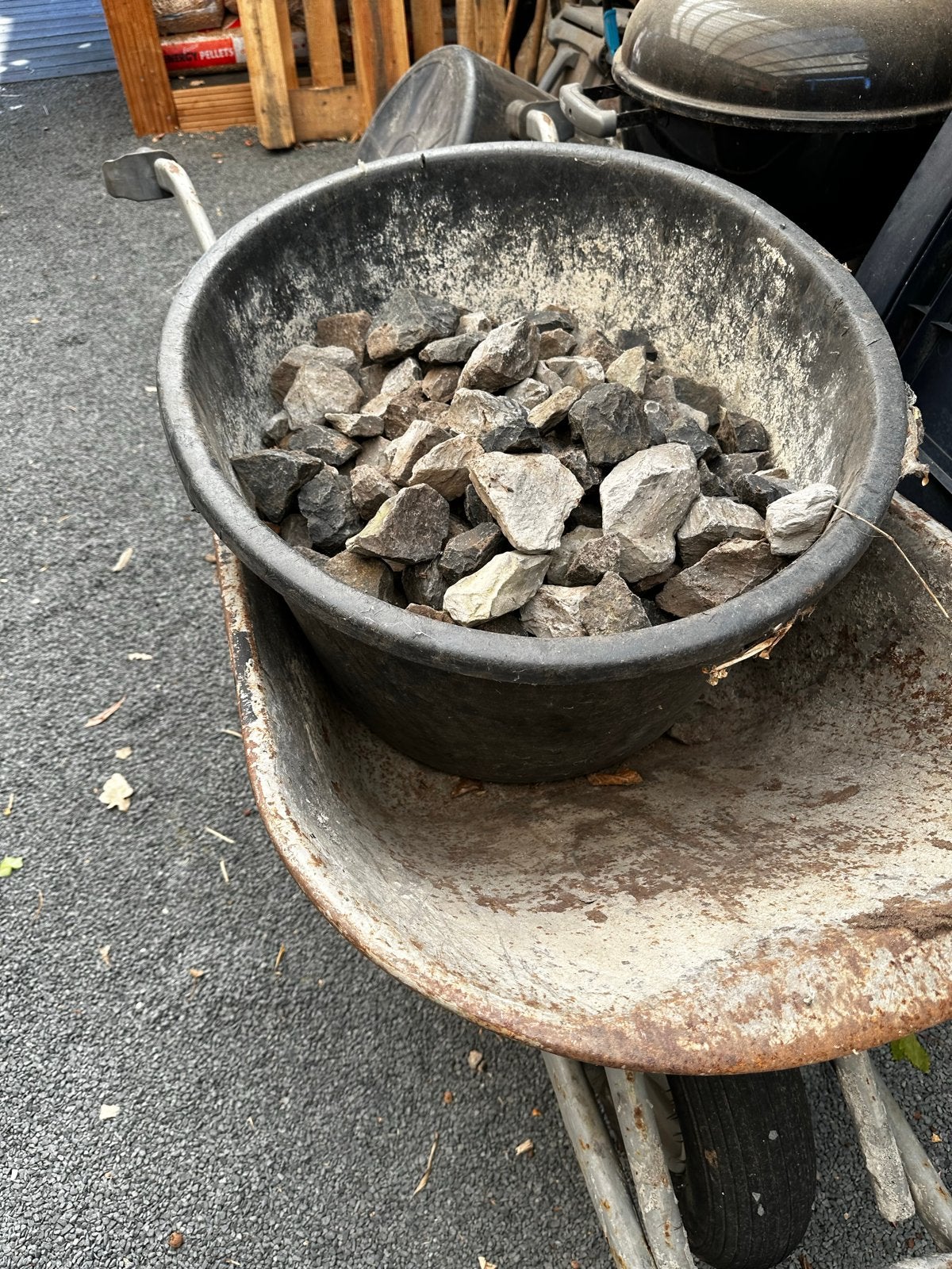 3/4 speciekuip met stenen (gratis af te halen), Tuin en Terras, Overige materialen, Gebruikt, Ophalen of Verzenden, Kei