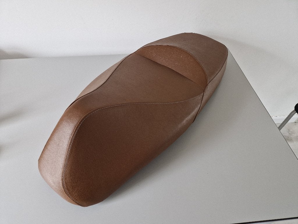 Zadel - buddyseat voor kymco new people s bruin skai leder, Ophalen, Zo goed als nieuw, Zadel, Kymco
