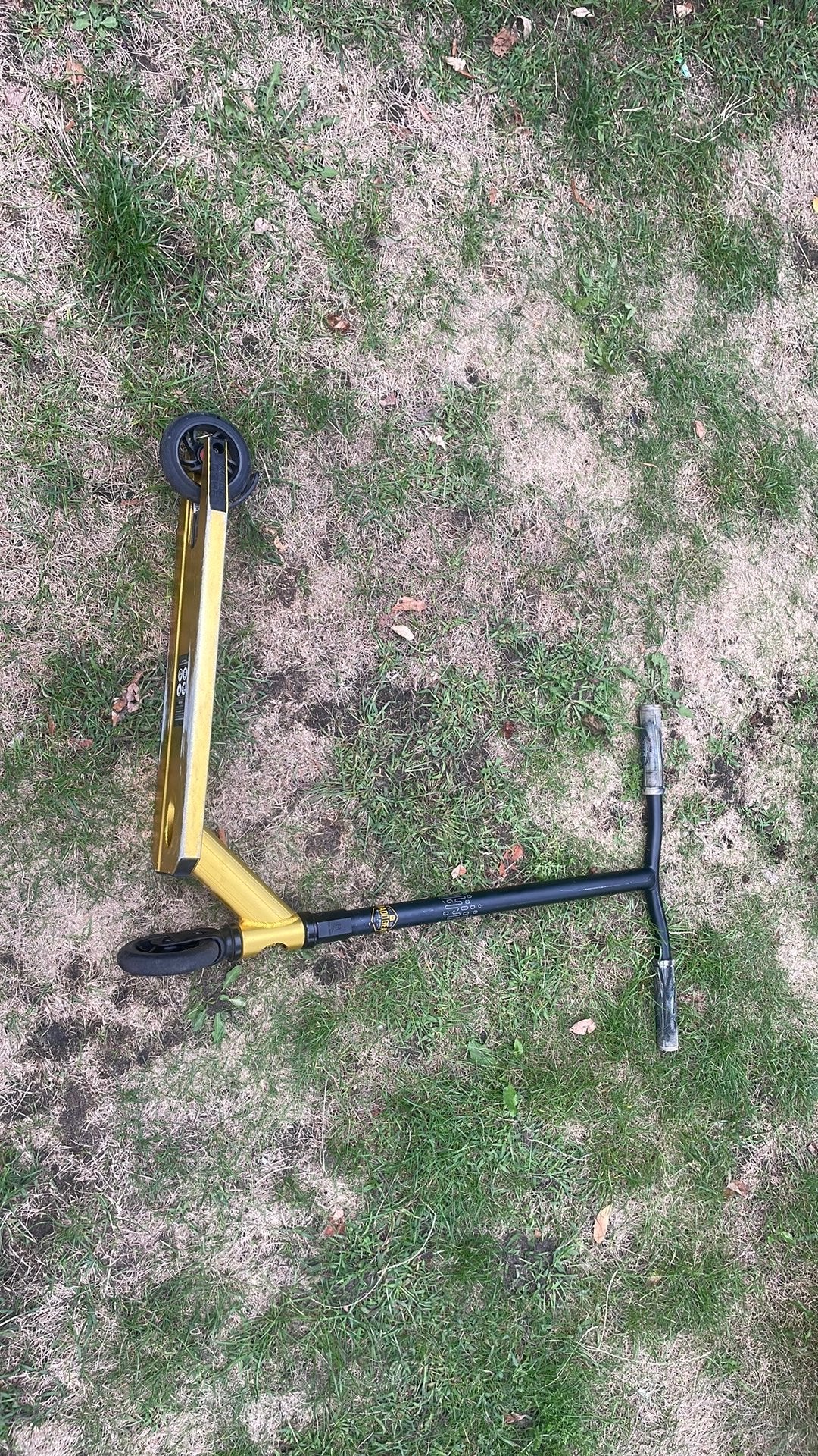Madd gear gouden stuntstep, Fietsen en Brommers, Ophalen, Gebruikt, Gewone step