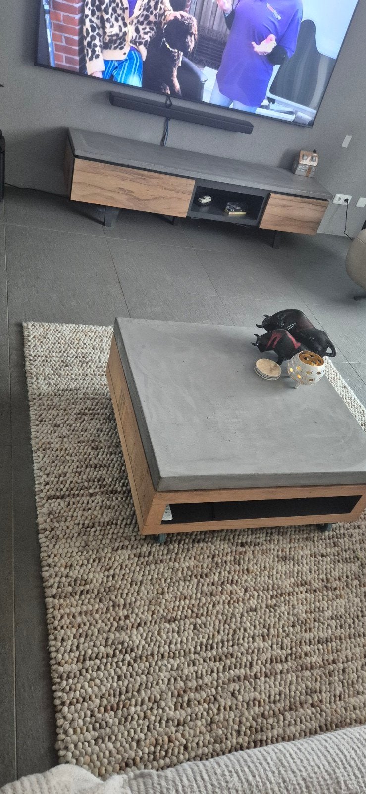 Salontafel met betonlook blad en houten onderstel, Modern, Industrieel, 150 tot 200 cm, Vierkant, Ophalen of Verzenden