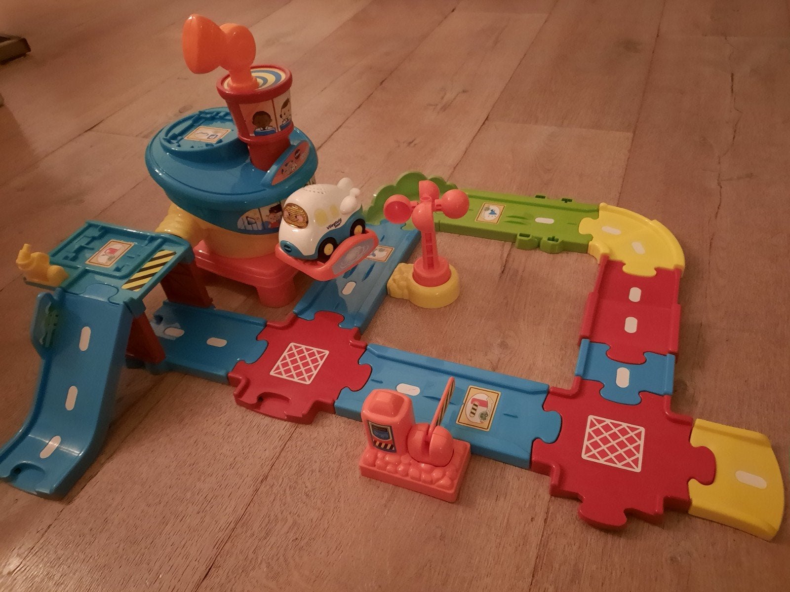 VTech Toet Toet Auto Vliegveld, Ophalen of Verzenden, Zo goed als nieuw