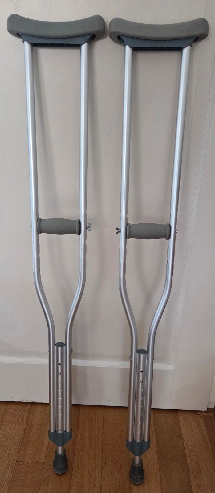 Verstelbare aluminium loopkrukken met okselondersteuning €15, Ophalen of Verzenden, In hoogte verstelbaar, Nieuw