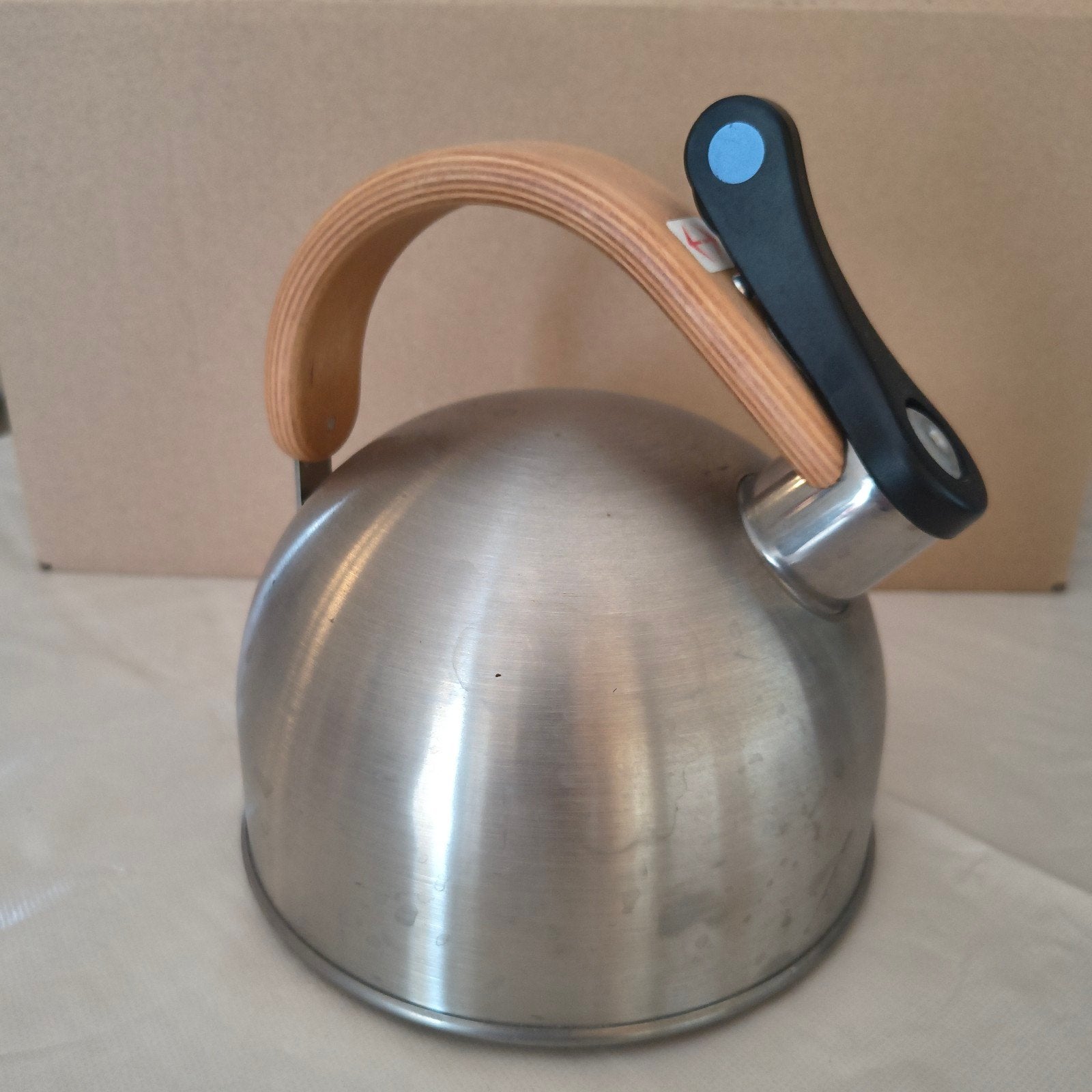 Hema theepot - Roestvrij staal met houten handvat, Theepot/fluitketel, Verzenden, Zilver, Zo goed als nieuw
