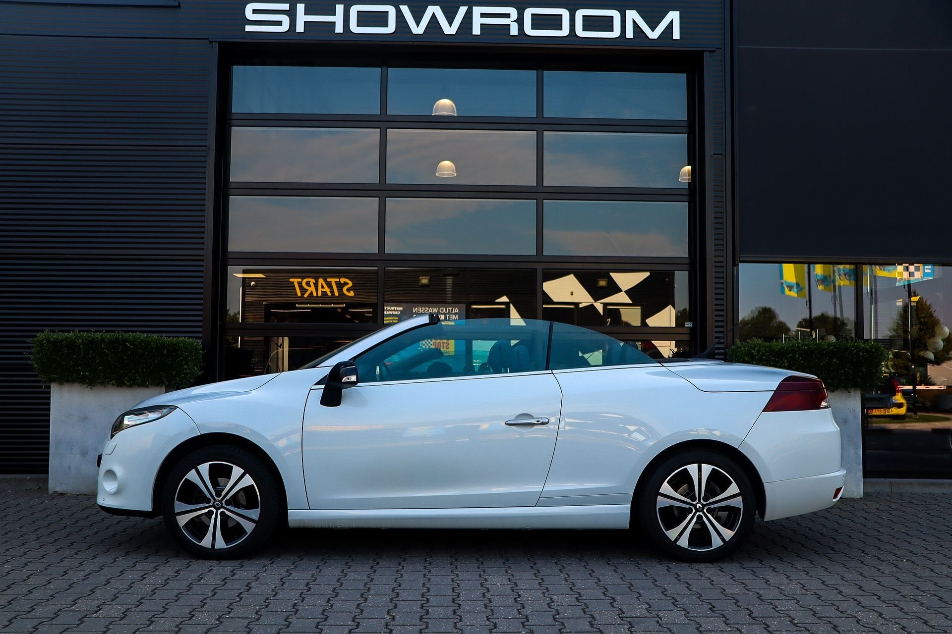 Renault Megane  130 PK, PDC, Navi, Airco, NL Auto, Facelift!, Auto's, Navigatiesysteem, Zwart, Wit, Bedrijf