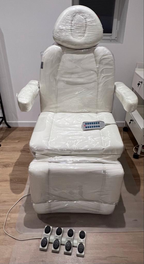 Elektrische behandelstoel/massagetafel met pedicurefunctie, Ophalen
