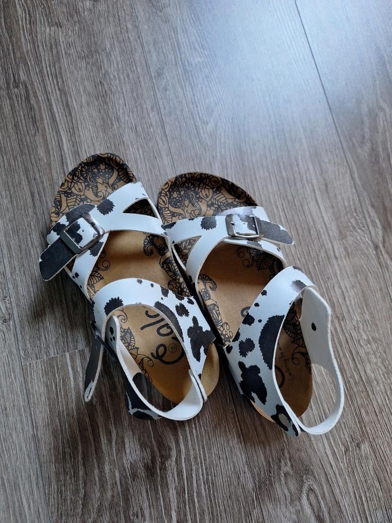 Sandalen met koeienprint - Maat 39, Kleding | Dames, Ophalen of Verzenden, Zo goed als nieuw, Wit, Sandalen of Muiltjes