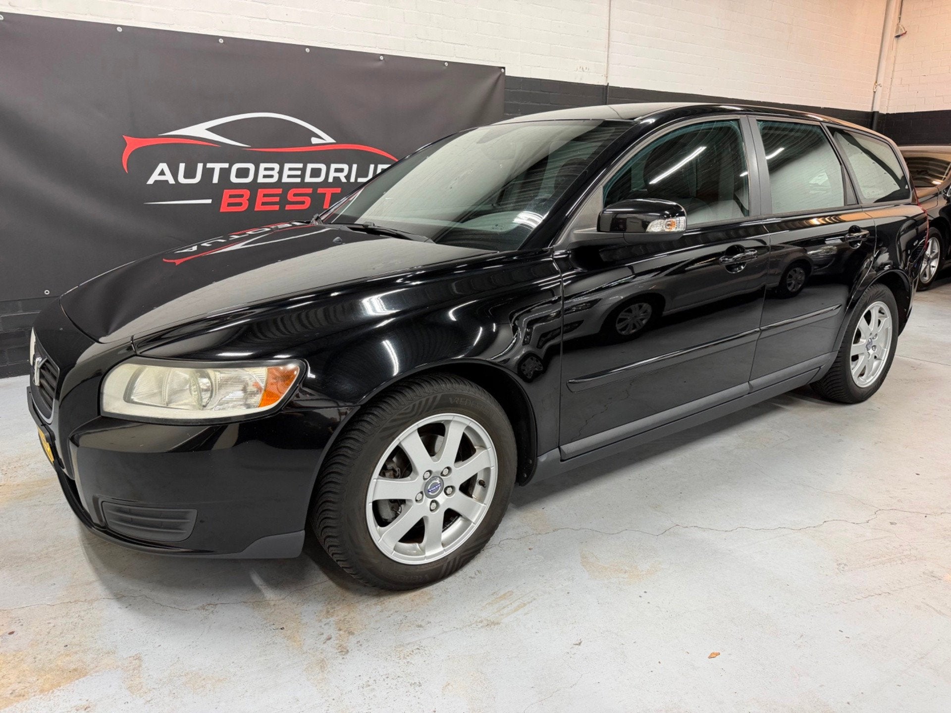 Volvo V50 1.8 Kinetic Nap/Airco/Navi/APK 10-2027!, Voorwielaandrijving, Dealer onderhouden, 125 pk, Gebruikt