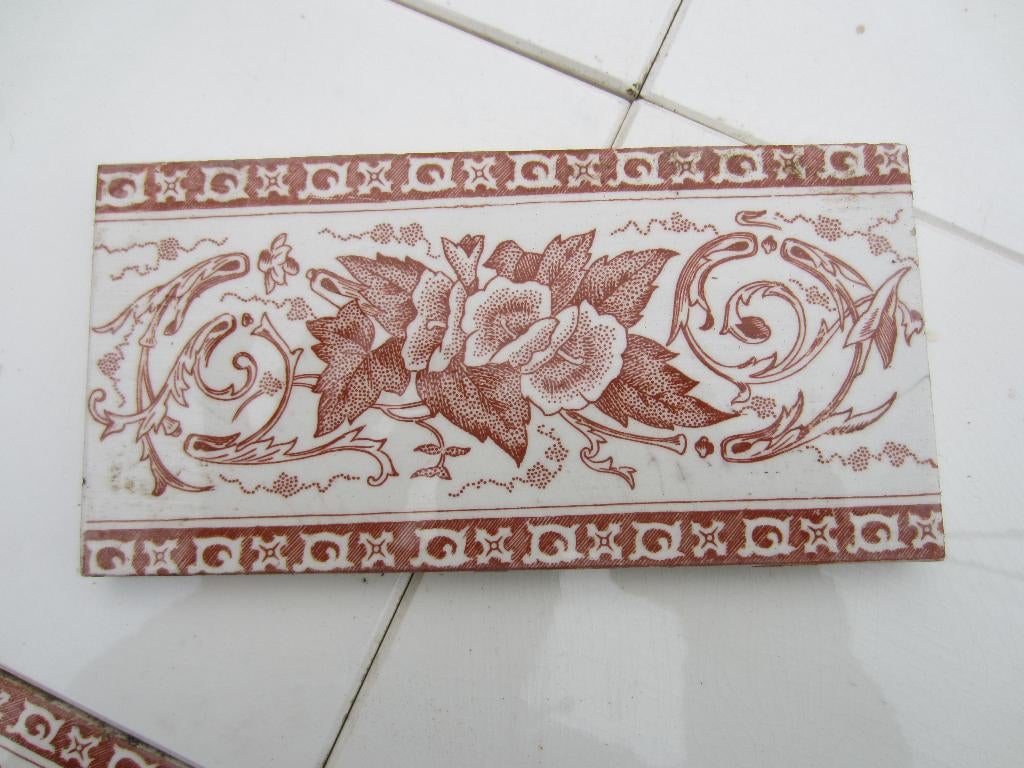 60 art nouveau randtegels 7,5x15 met roodbruine bloemen, Ophalen