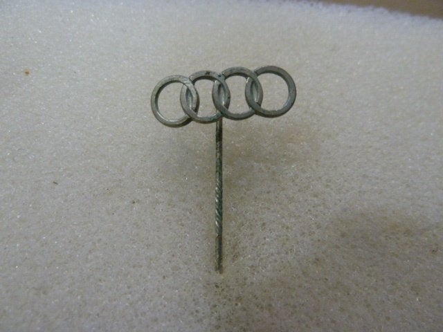 Vintage Audi Speldje - Zeldzaam Auto Logo Pin, Verzamelen, Speldjes, Pins en Buttons, Ophalen of Verzenden, Gebruikt, Merk, Speldje of Pin