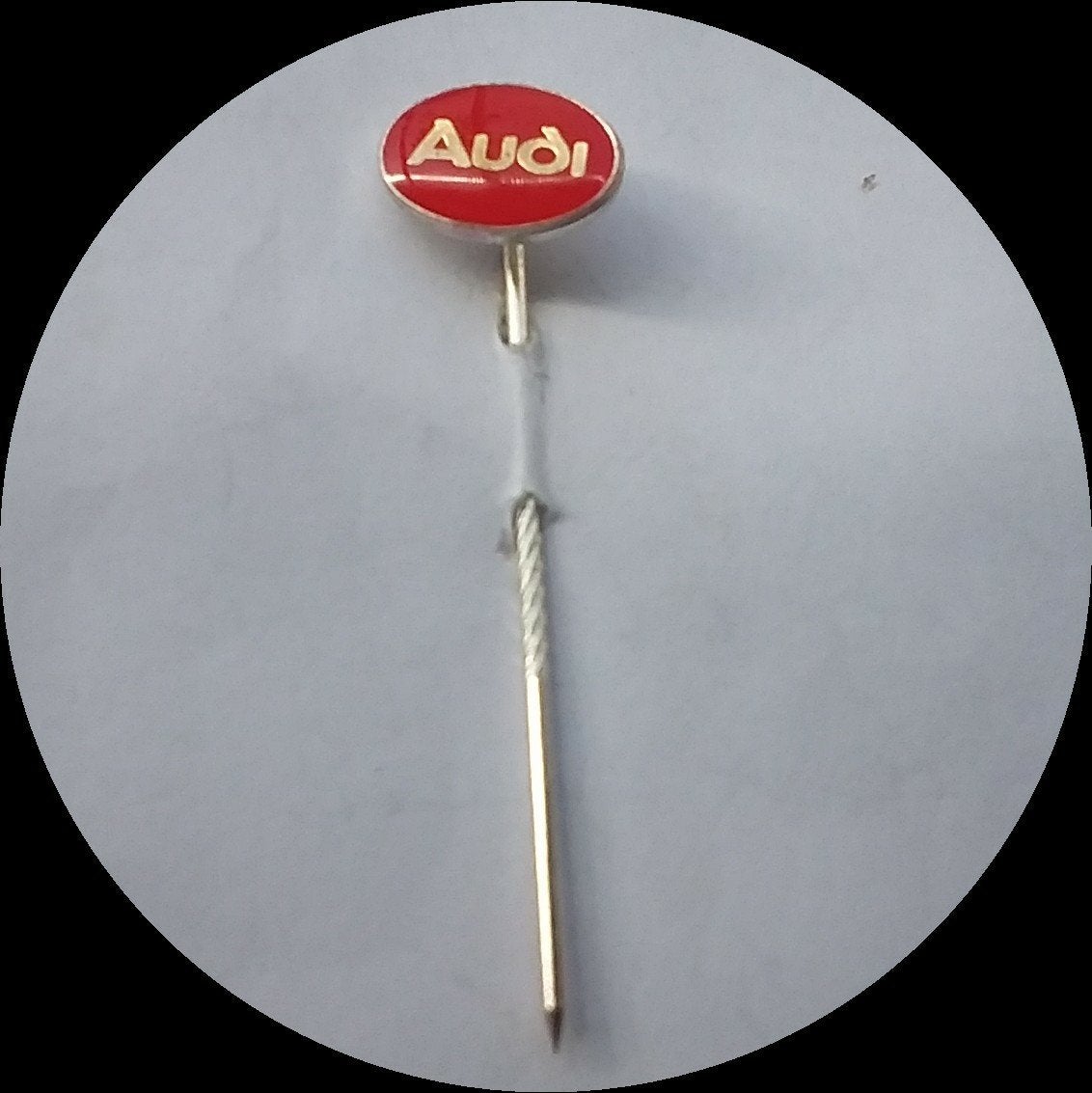 AUDI speldje, rood ovaal, Ophalen of Verzenden, Zo goed als nieuw, Transport, Speldje of Pin
