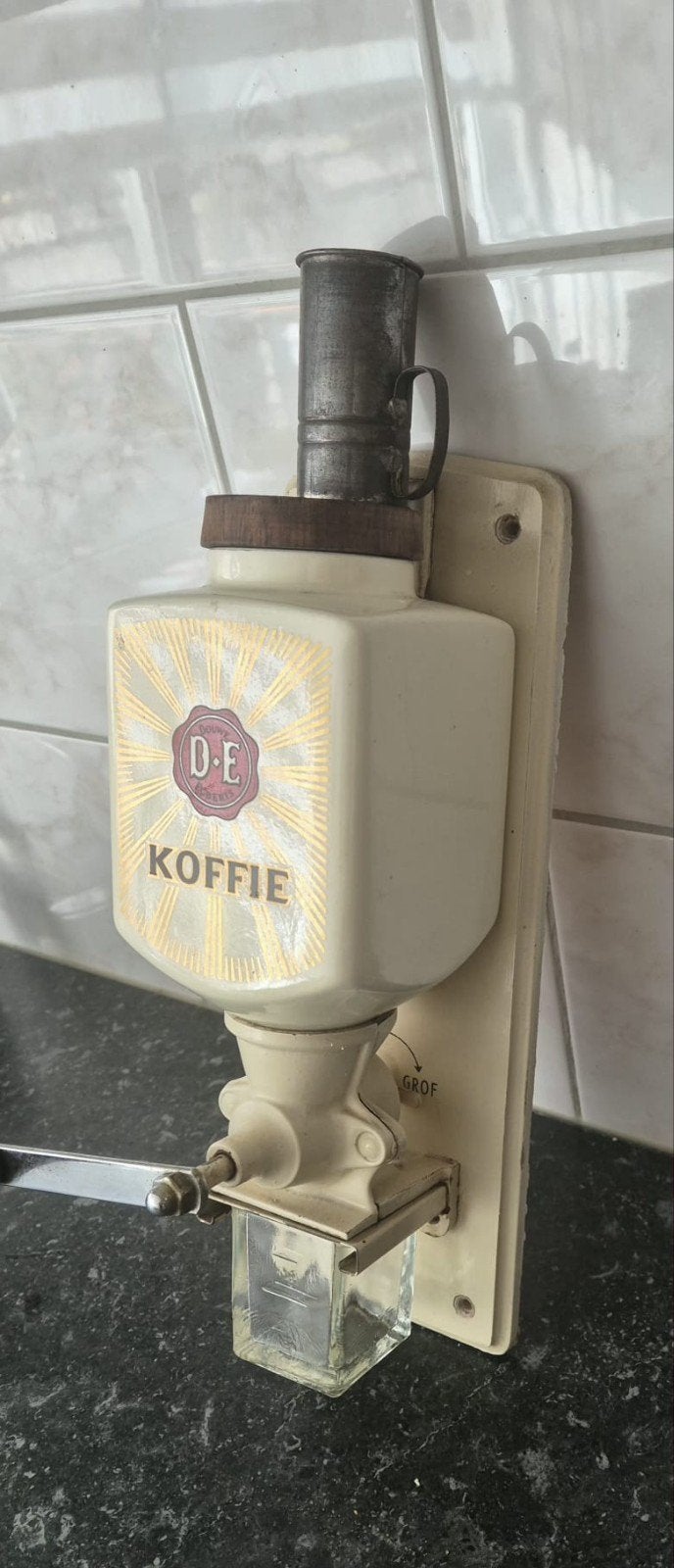 Vintage Douwe Egberts wandkoffiemolen met maatbakje, Antiek en Kunst, Ophalen