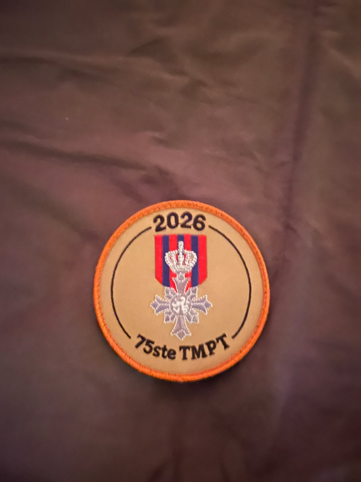 Embleem 75e TMPT 2026 ( Nieuw ), Verzamelen, Ophalen of Verzenden, Landmacht, Nederland, Embleem of Badge