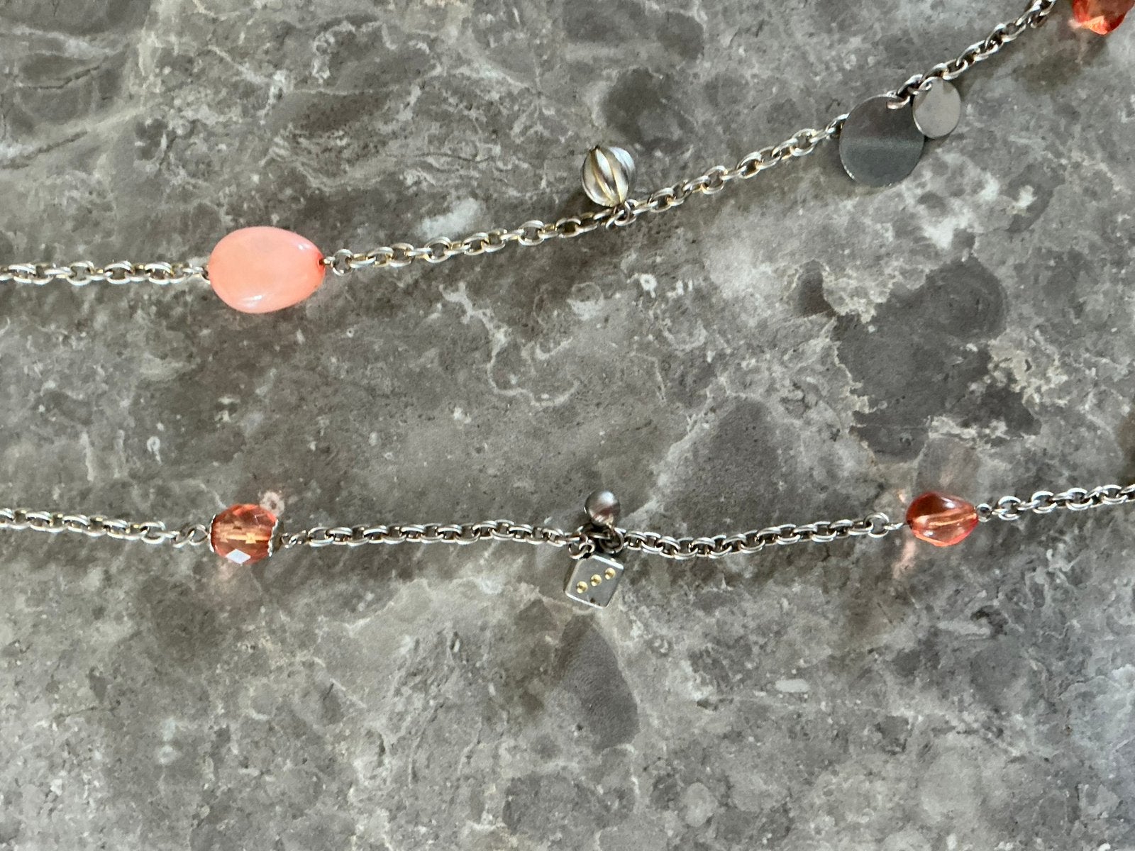 Ketting met hartvormige en dobbelsteen bedels, Ophalen of Verzenden, Zo goed als nieuw, Zilver, Overige materialen