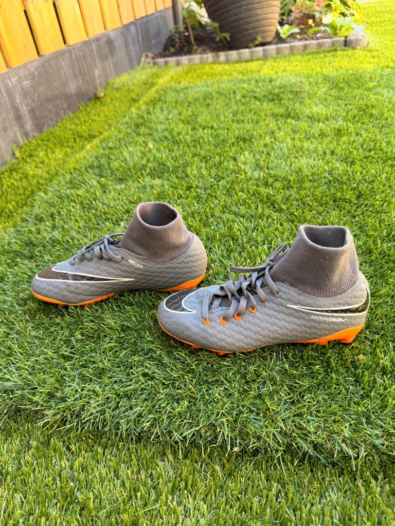 Voetbalschoenen maat 33,5 - Nike Hypervenom, Sport en Fitness, Voetbal, Ophalen of Verzenden, Gebruikt, Schoenen