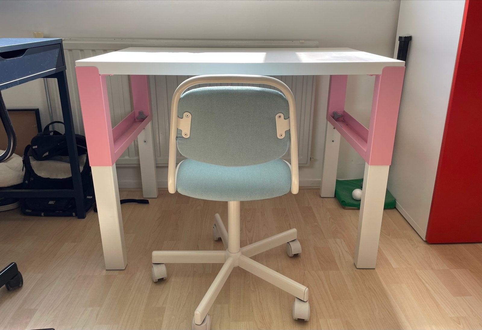 Wit Ikea bureau met roze accenten incl. bureaustoel, Ophalen, Gebruikt