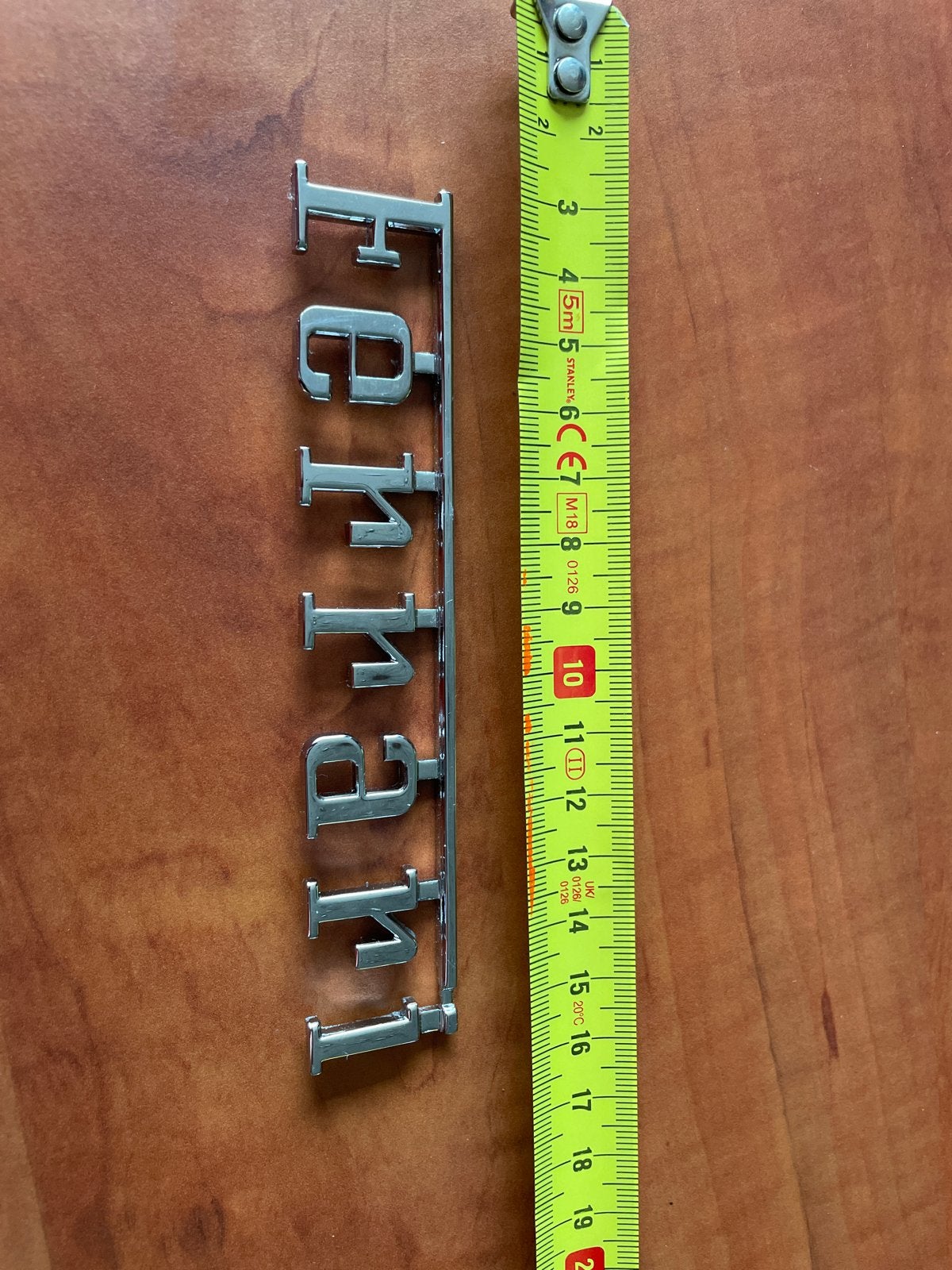 Ferrari logo embleem - zilverkleurig, Auto diversen, Verzenden, Gebruikt