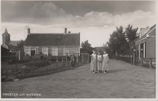 Ritthem 3 vrouwen in klederdracht boerenhuisje, Verzenden, 1920 tot 1940, Ongelopen, Zeeland