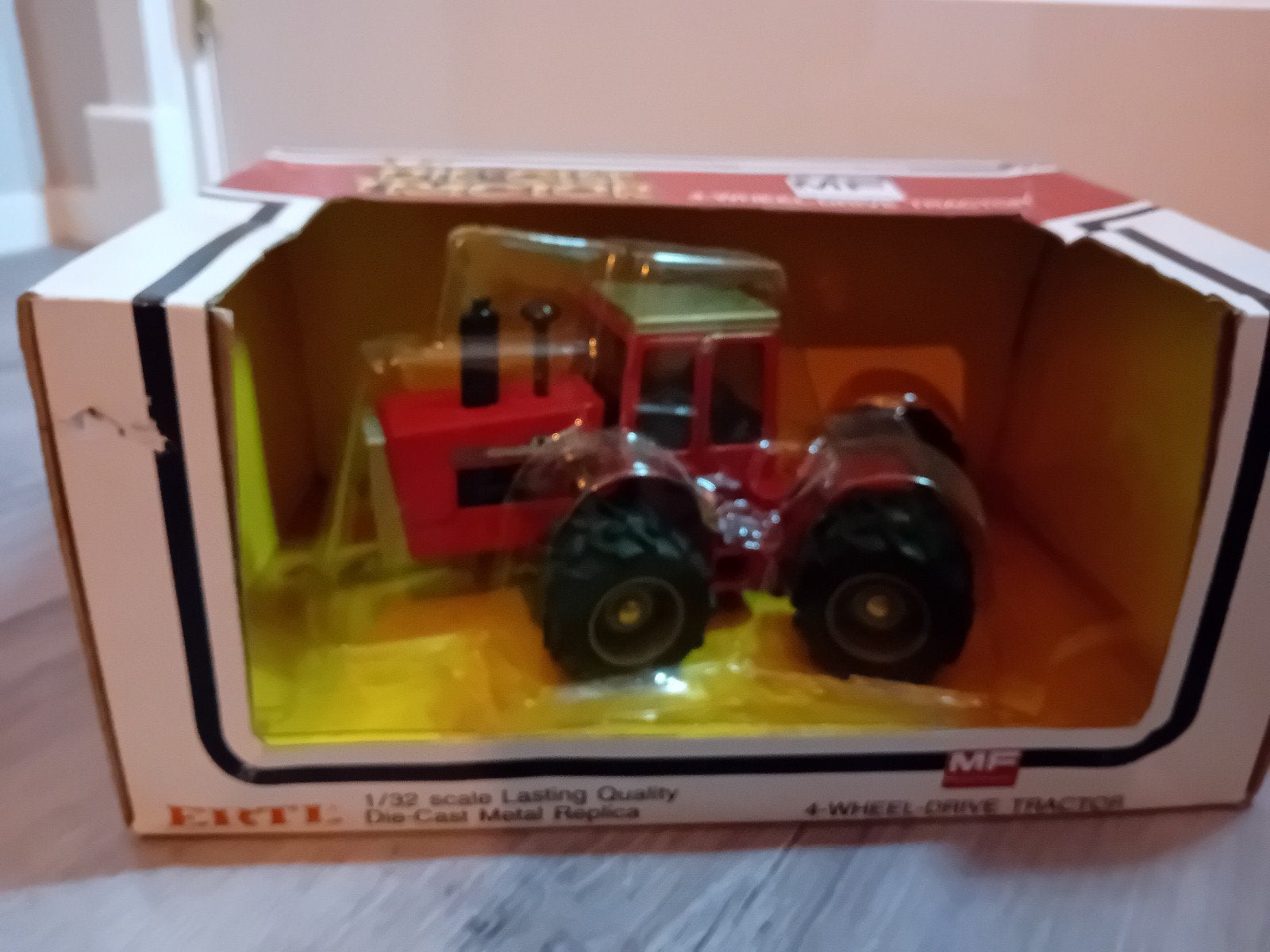 massy fergouson 4880 kniktrekker dubbellucht ERTL, Ophalen of Verzenden, Nieuw, Overige typen, Overige merken