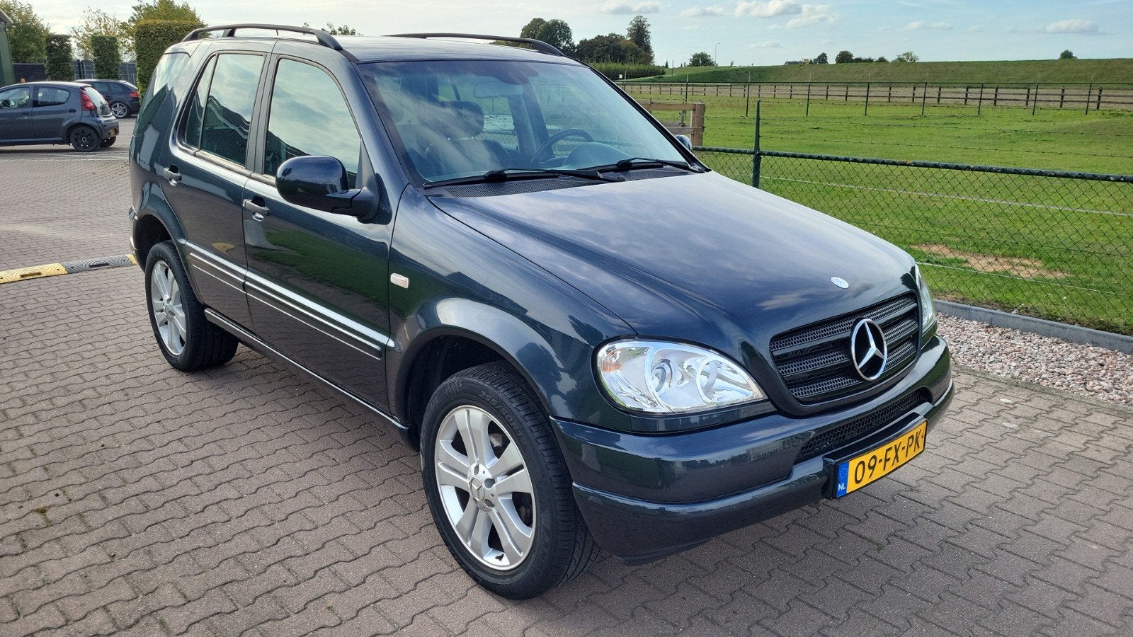 Een nette Mercedes-Benz M-Klasse 3.2 Ml320 4MATIC AUT, Auto's, Automaat, Zwart, 138 €/maand, 2020 kg