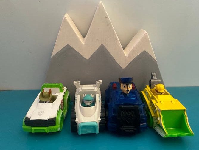 4 Paw Patrol auto's met neon banden - 7-8 cm, Ophalen of Verzenden, Gebruikt