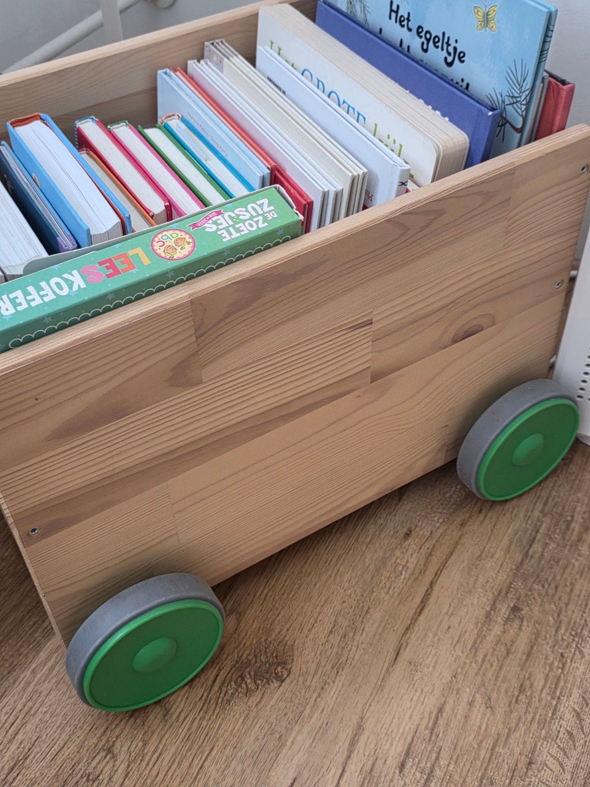 Ikea houten boekenkar op wielen (excl. boeken), Ophalen, Met plank(en), Gebruikt, 50 tot 100 cm