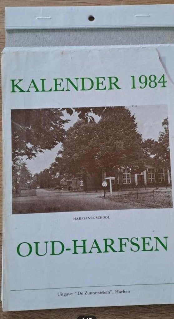 HARFSEN KALENDER. 1984. FOTO'S. LIGT WEL LOS., Ophalen of Verzenden, Maandkalender, Gebruikt