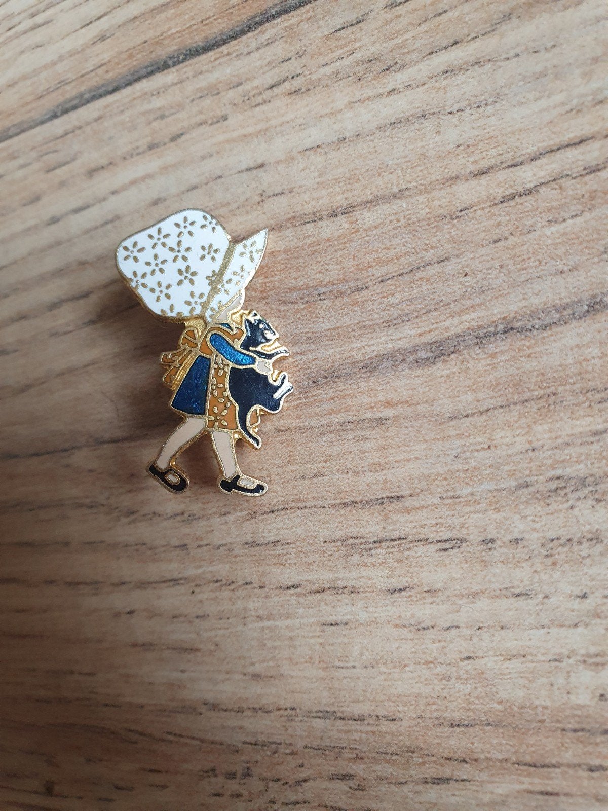 Vintage broche meisje met kat!, Ophalen of Verzenden, Zo goed als nieuw, Minder dan 4 cm