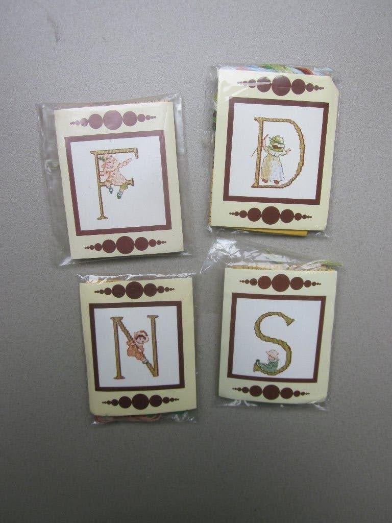 5 Originele borduur telpatronen van de letters  A D F N S, Hobby en Vrije tijd, Ophalen of Verzenden, Zo goed als nieuw, Handborduren