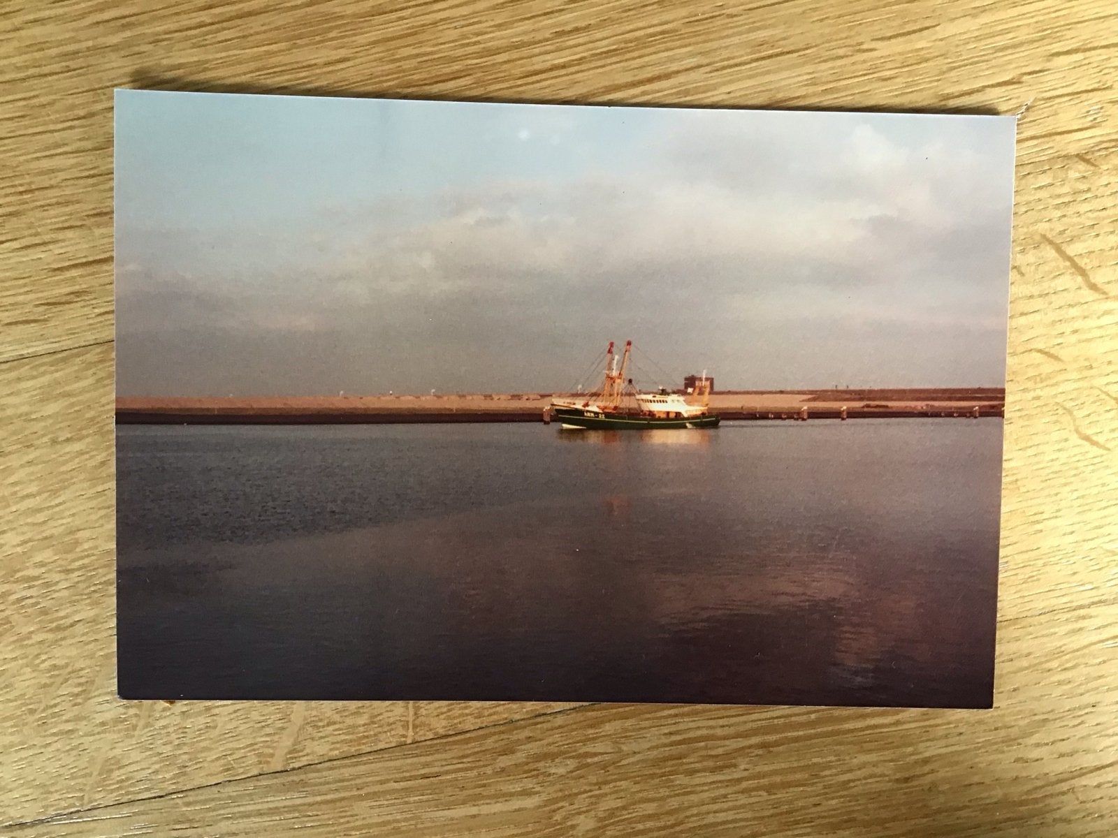 Oude foto van een vissersboot ,Arnemuiden 22, op het water, Gebruikt, 1980 tot heden, Foto, Ophalen of Verzenden
