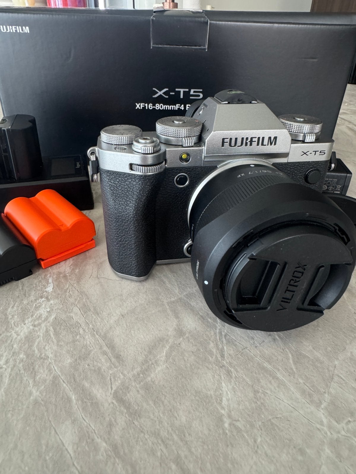 Fujifilm X-T5 + Viltrox 56mm f/1.7 + 4 accu’s + dual charger, Ophalen of Verzenden, Zo goed als nieuw, Geen optische zoom