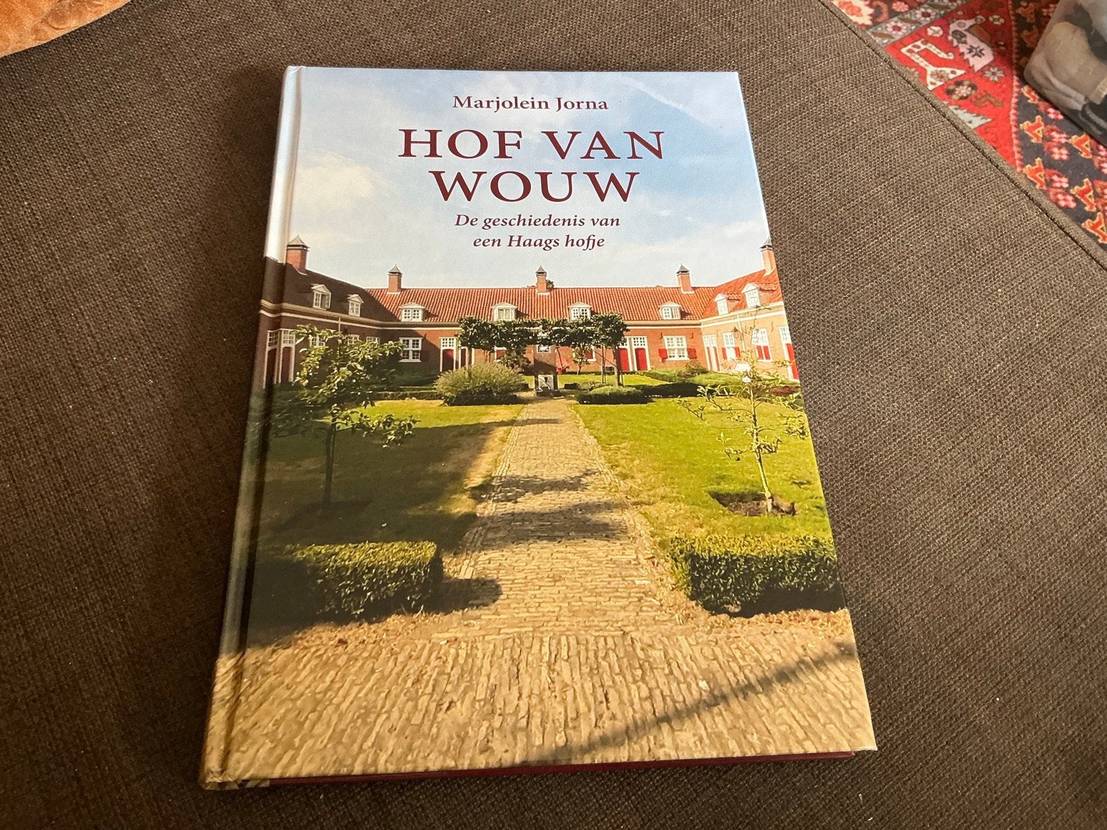 Hof van Wouw: De geschiedenis van een Haags hofje, Ophalen of Verzenden, 20e eeuw of later, Zo goed als nieuw