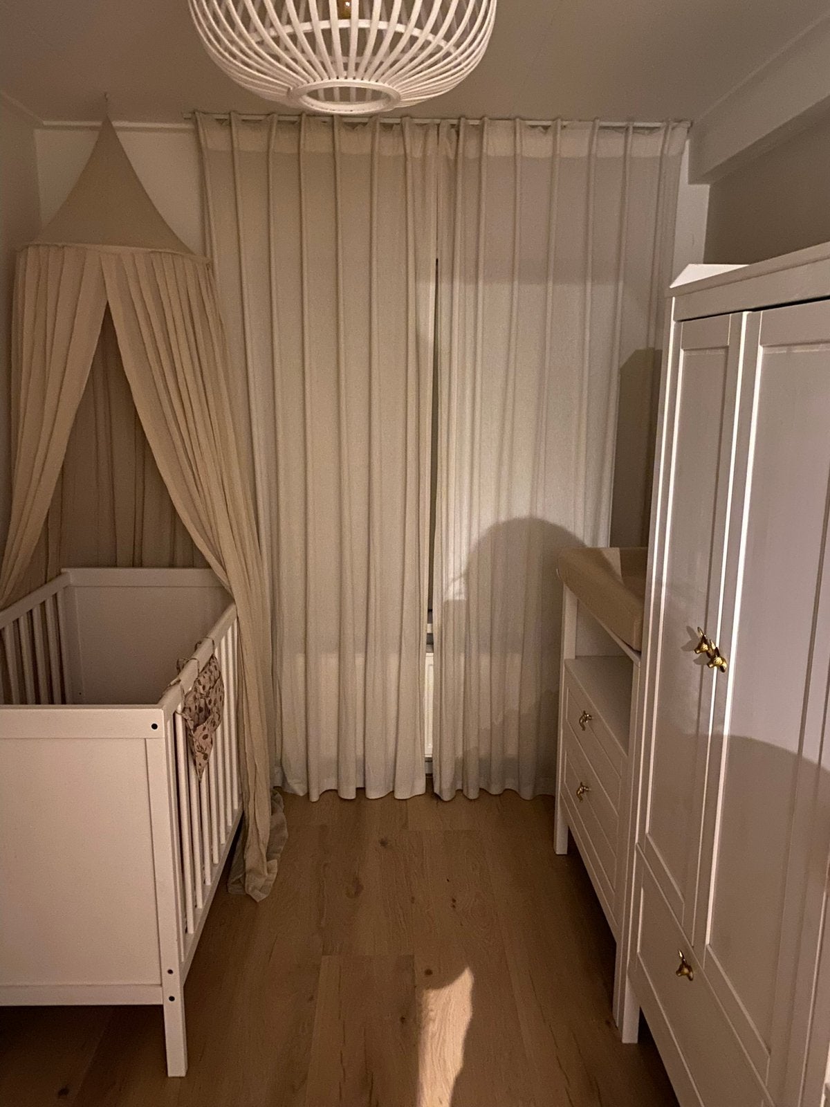 Ikea Sundvik ledikant + commode + accessoires, Ophalen, Zo goed als nieuw, Jongetje of Meisje