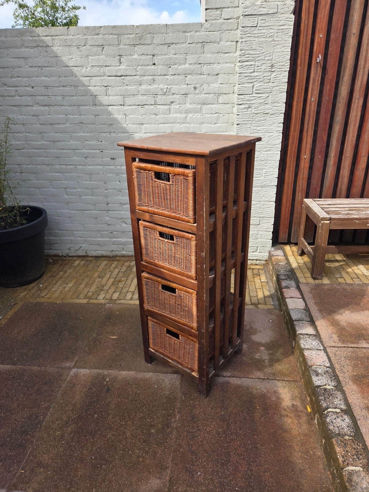 Massief houten kastje met 4 rieten mandjes, Ophalen of Verzenden, Gebruikt