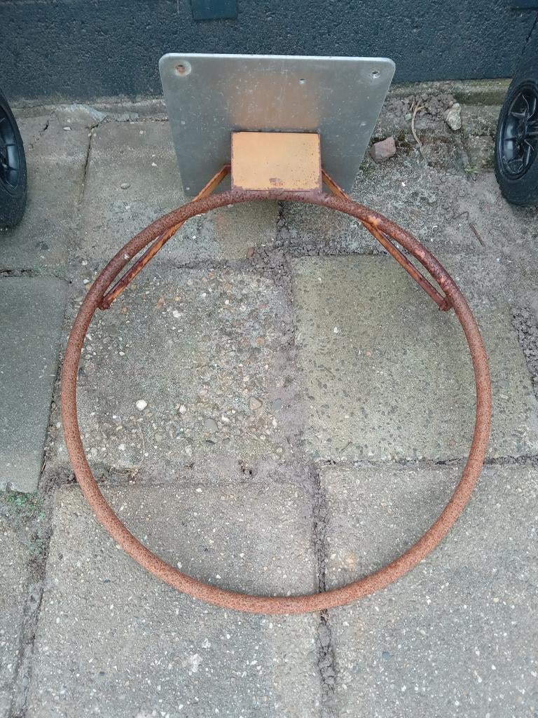 Gratis af te halen: Basketbalring (roestig), Sport en Fitness, Ophalen, Gebruikt, Ring, Bord of Paal
