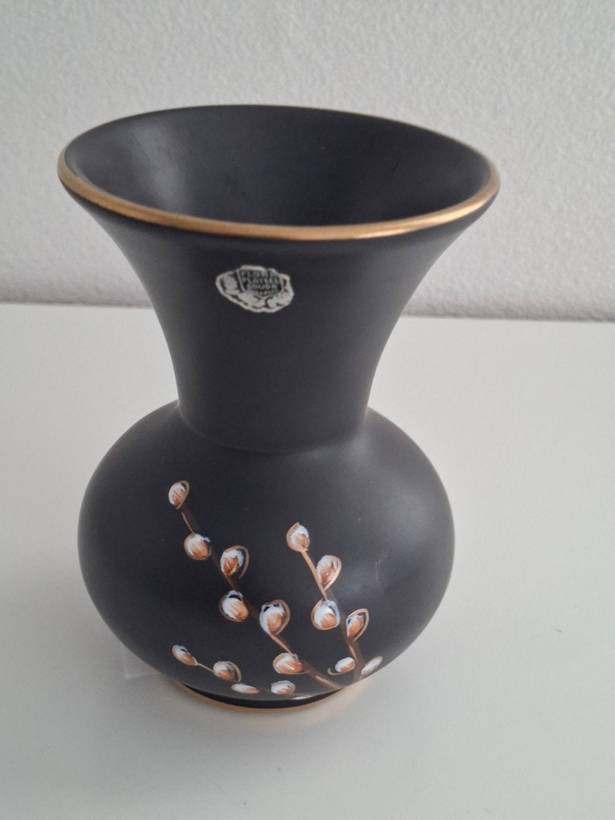 Flora Plateel Gouda vaasje, zwart met wilgenkatjes, Antiek en Kunst, Verzenden