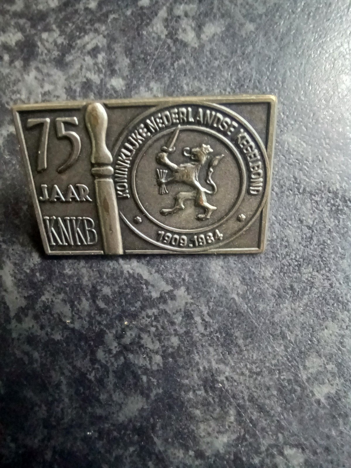 Speld broche 75 jaar KNKB Kegelbond 1909 1984, Ophalen of Verzenden, Gebruikt, Overige onderwerpen, Speldje of Pin