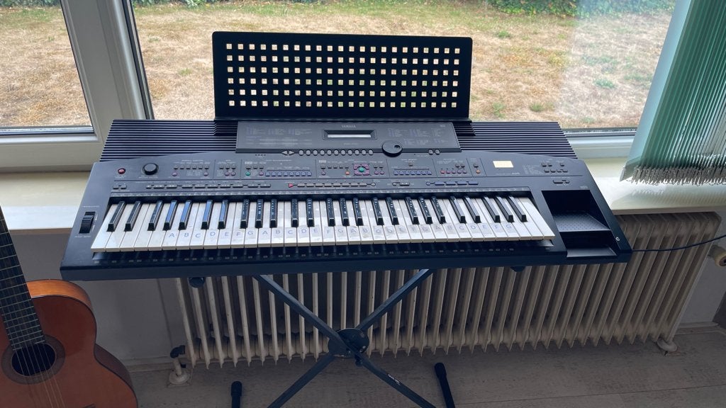 Yamaha PSR-1700 Keyboard met standaard, Muziek en Instrumenten, Keyboards, Yamaha, Ophalen of Verzenden, Midi-aansluiting, 61 toetsen
