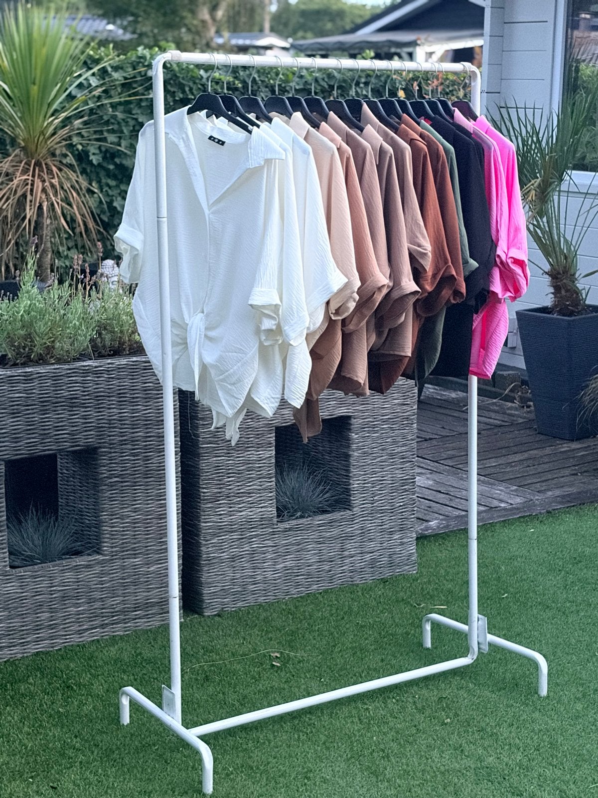 Stijlvolle blouse met knoopdetail in diverse kleuren, Kleding | Dames, Blouses en Tunieken, Ophalen of Verzenden, Nieuw, Maat 38/40 (M)