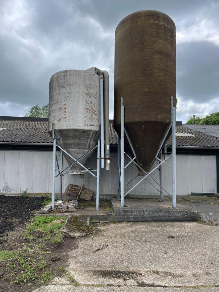 Twee voersilo's voor veehouderij, Zakelijke goederen, Ophalen, Veehouderij, Voertechniek