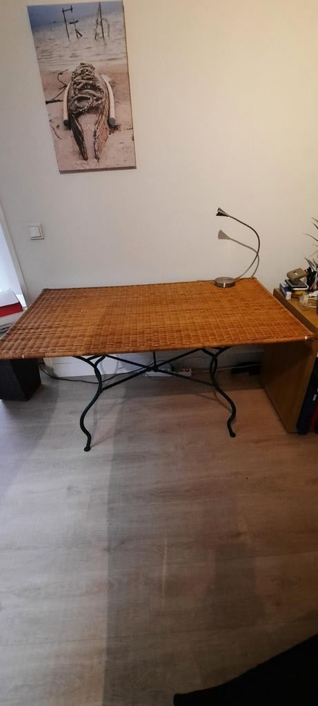 Rieten tafel met metalen onderstel, Huis en Inrichting, Tafels | Eettafels, Ophalen of Verzenden