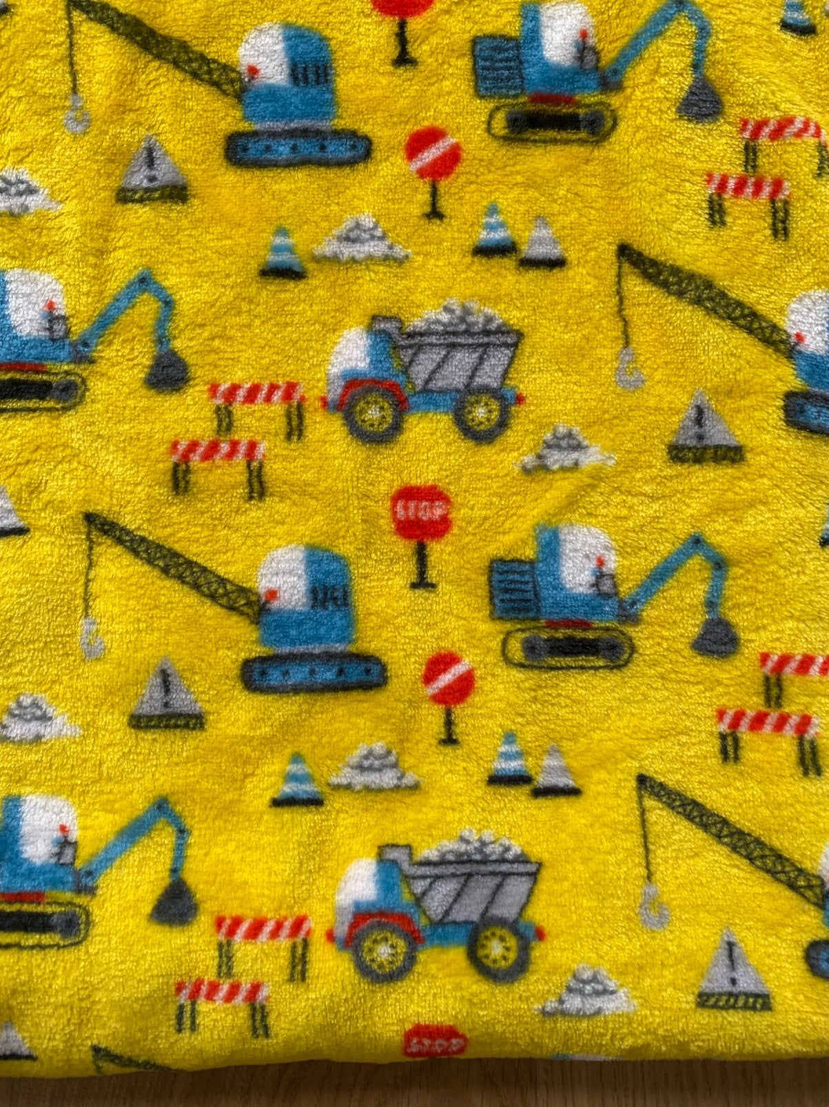 Wellness fleece geel met constructie voertuigen