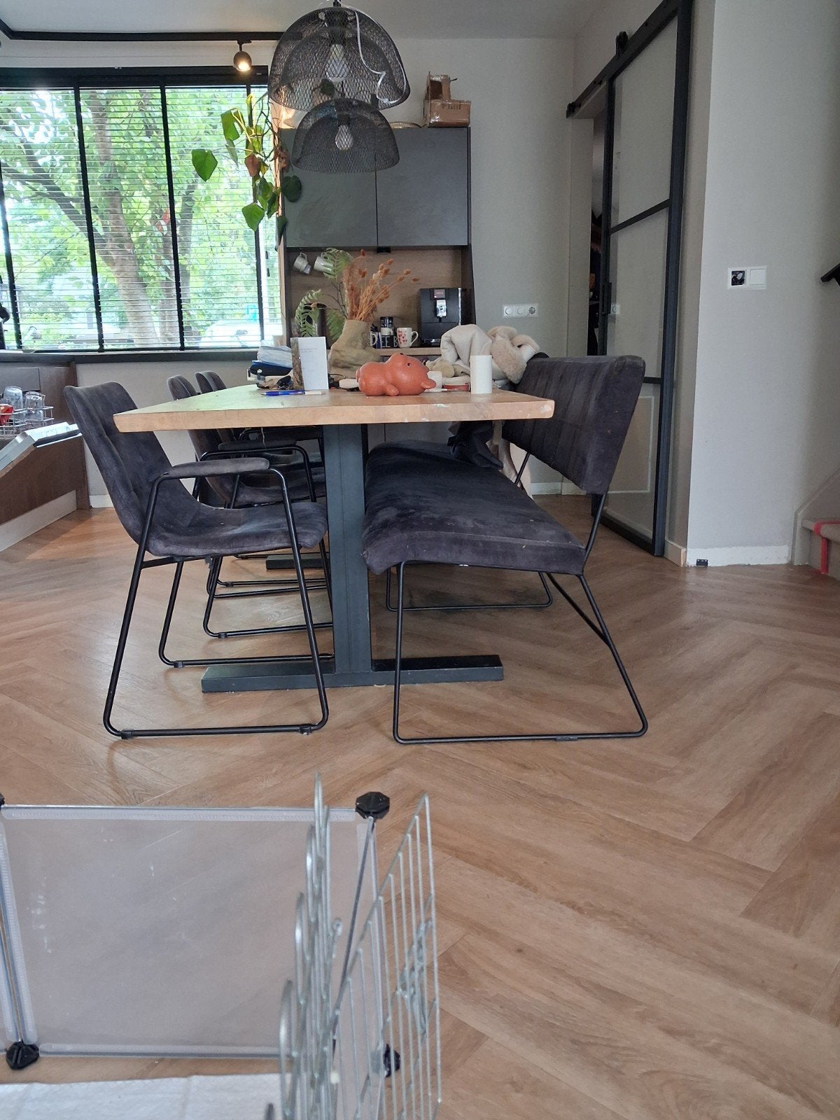 Set van donkergrijze eetkamerstoelen en bank, Gebruikt, Ophalen of Verzenden, Stof, Vijf, Zes of meer stoelen