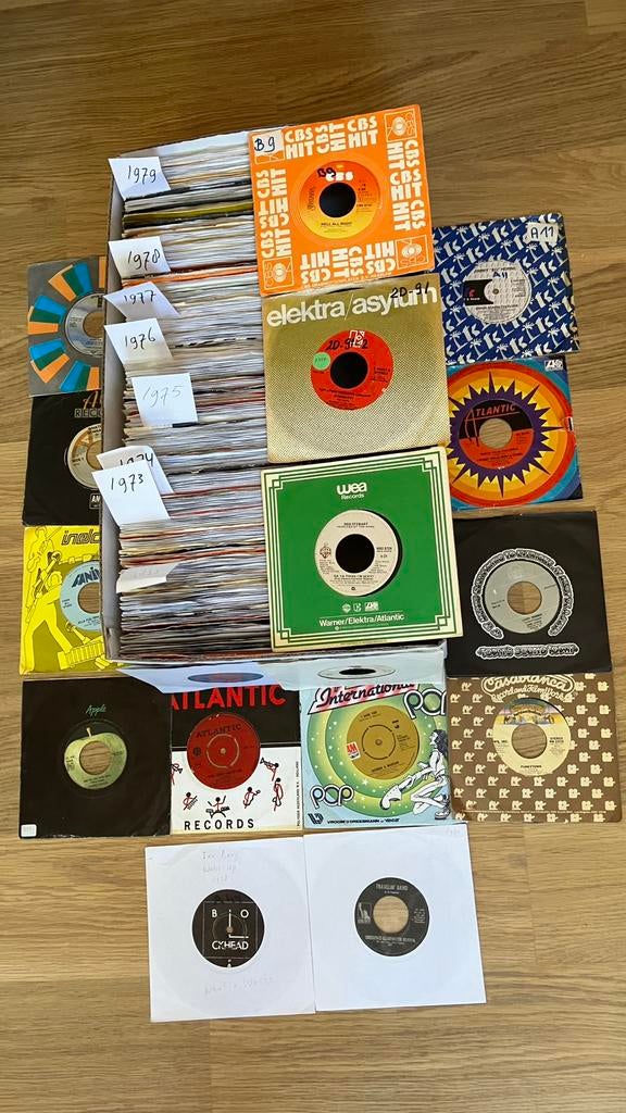 300 singles in fraaie staat met overwegend grote middengaten, Zo goed als nieuw, 1970 tot heden, Ophalen, Met singles