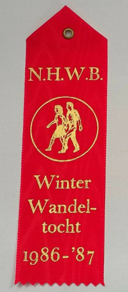 Vaantje N.H.W.B Winterwandeltochten 1986/1987 (rood), Ophalen of Verzenden, Zo goed als nieuw, Overige sporten, Vaantje of Sjaal