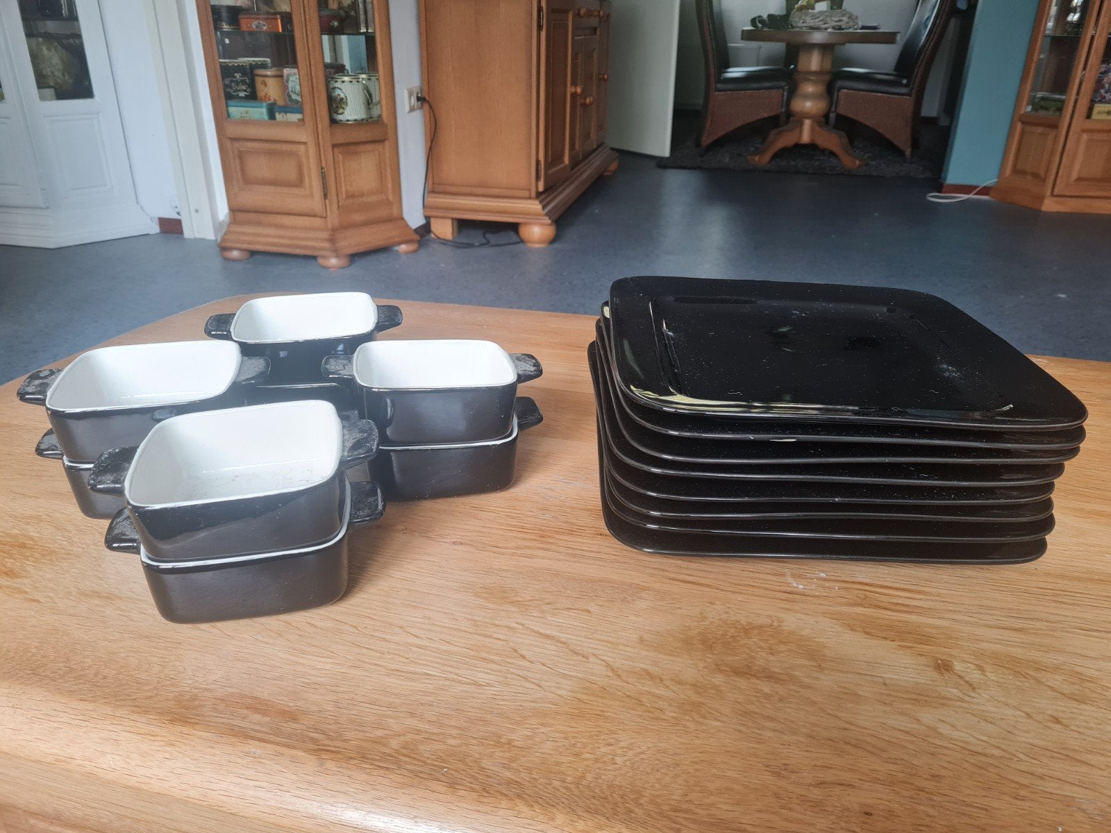 Zwarte ovenschaaltjes en borden set 8 stuks, Huis en Inrichting, Gebruikt, Keramiek, Overige typen, Ophalen of Verzenden