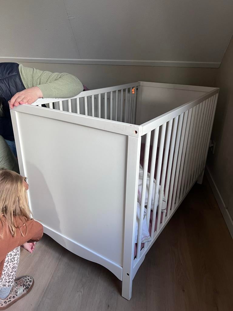 Solgul: Wit houten ledikantje voor baby of peuter, Kinderen en Baby's, Babywiegjes en Ledikanten, Ophalen, Gebruikt, Ledikant