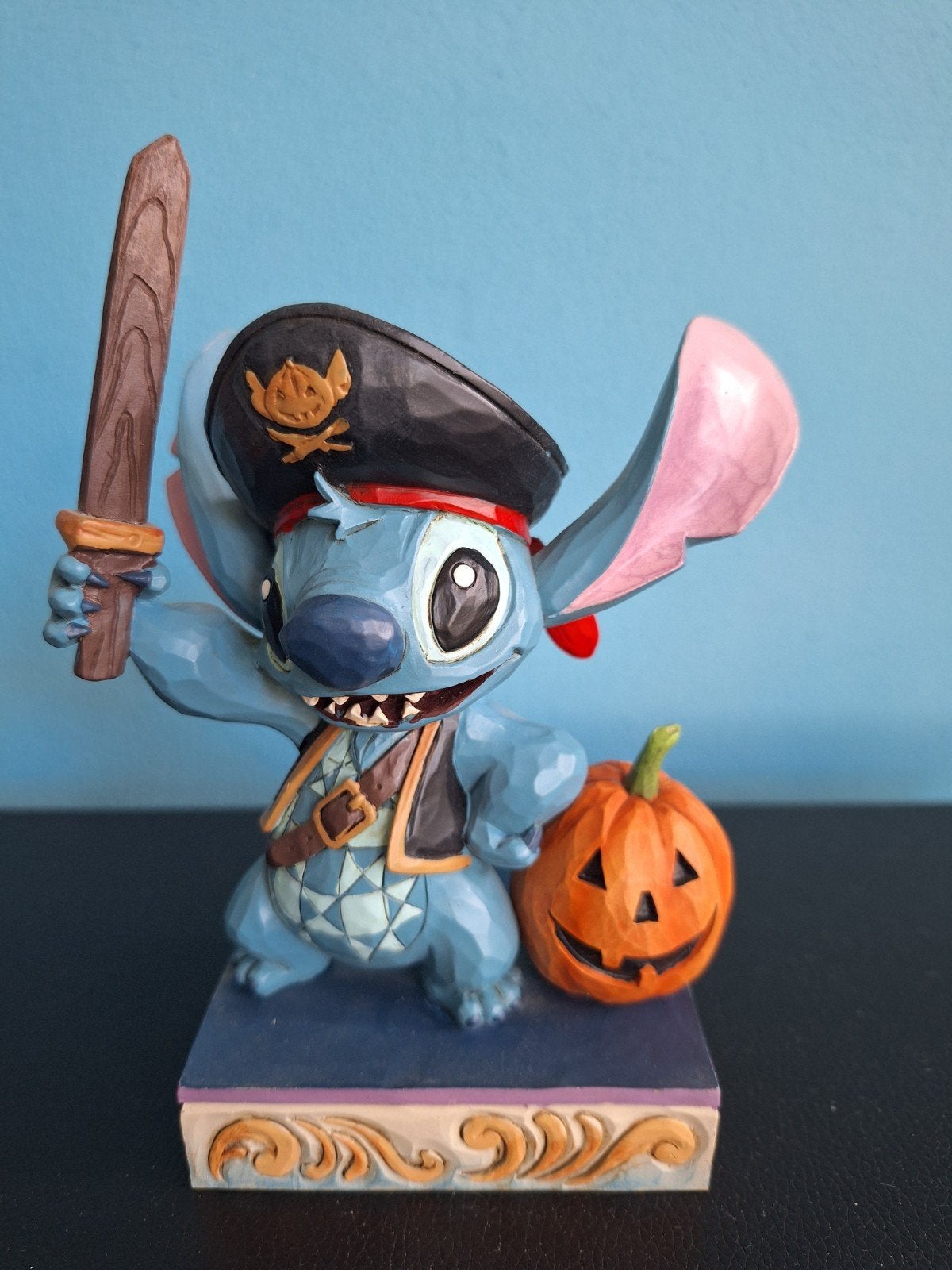 Jim Shore Stitch lovable buccaneer zgan met doos, Ophalen of Verzenden, Overige figuren, Zo goed als nieuw, Beeldje of Figuurtje
